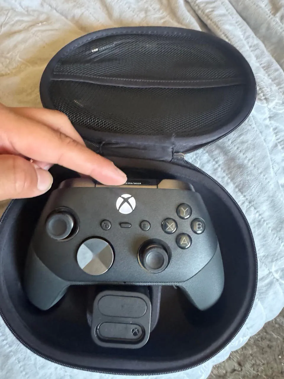فایل جدید: تصویر افشاگرانه از کنترلر Xbox Elite Series 3 با نمایشگر داخلی